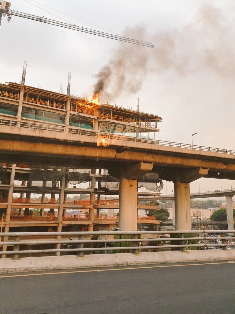 Se registra incendio en edificio en construcción en Periférico y San Jerónimo