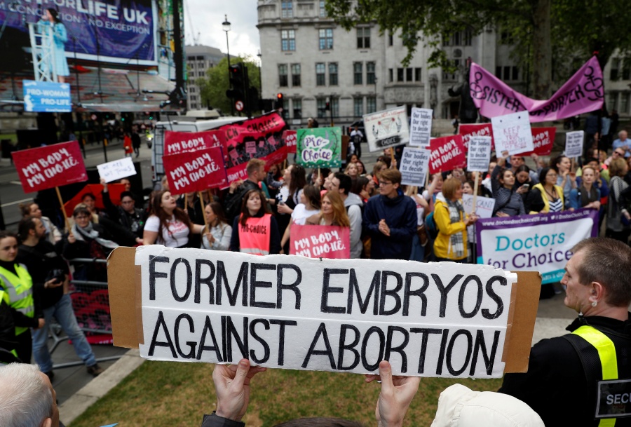 Senado de Alabama aprueba estricta ley antiaborto