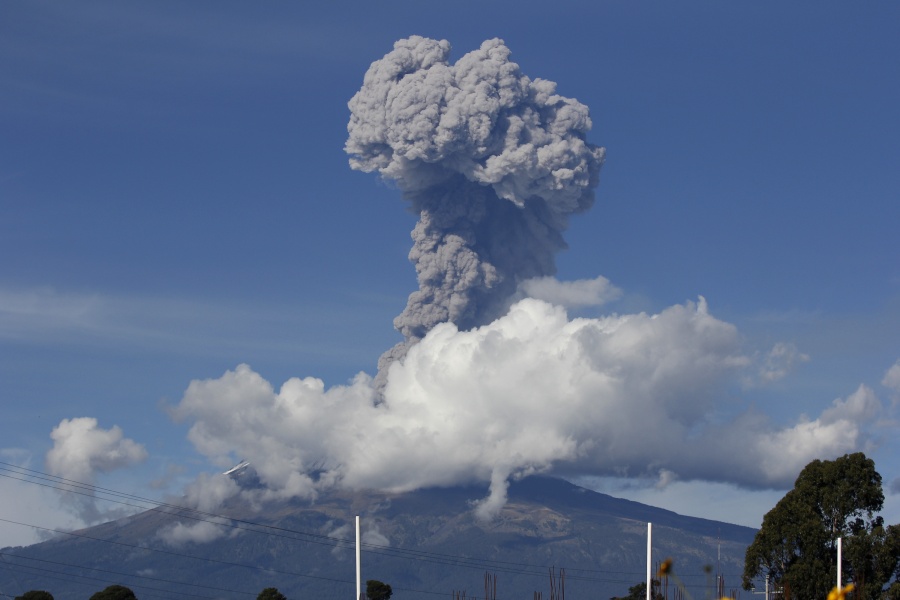 Se registra explosión en el Popocatépetl en medio de contingencia ambiental