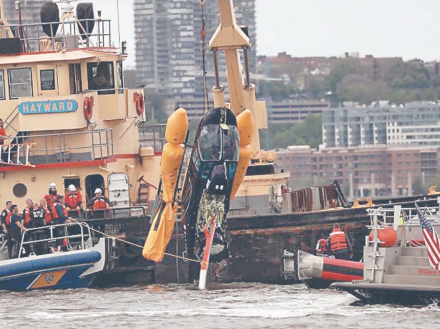 Cae helicóptero en el Río Hudson