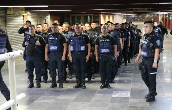 Policías de la SSC apoyan en labores de rescate tras explosión de un tanque de gas