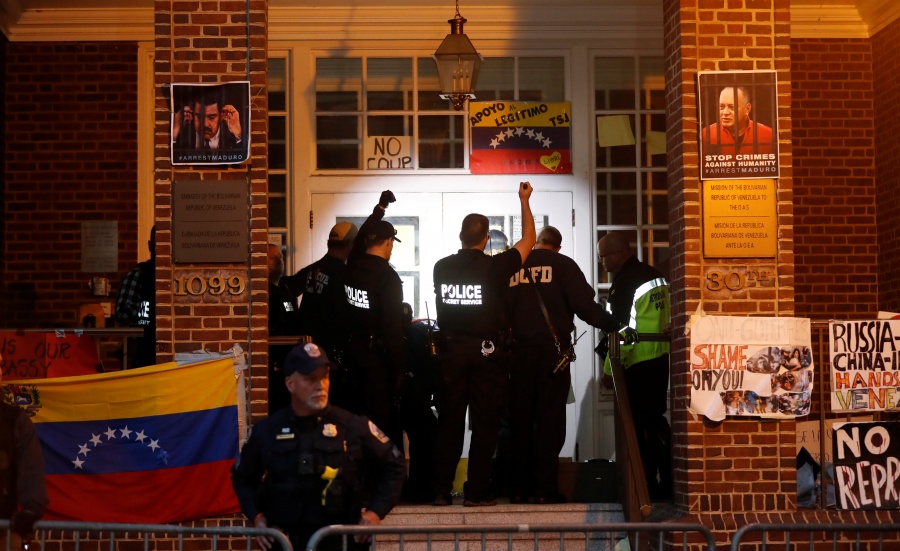 Policía de EU desaloja embajada de Venezuela en Washington