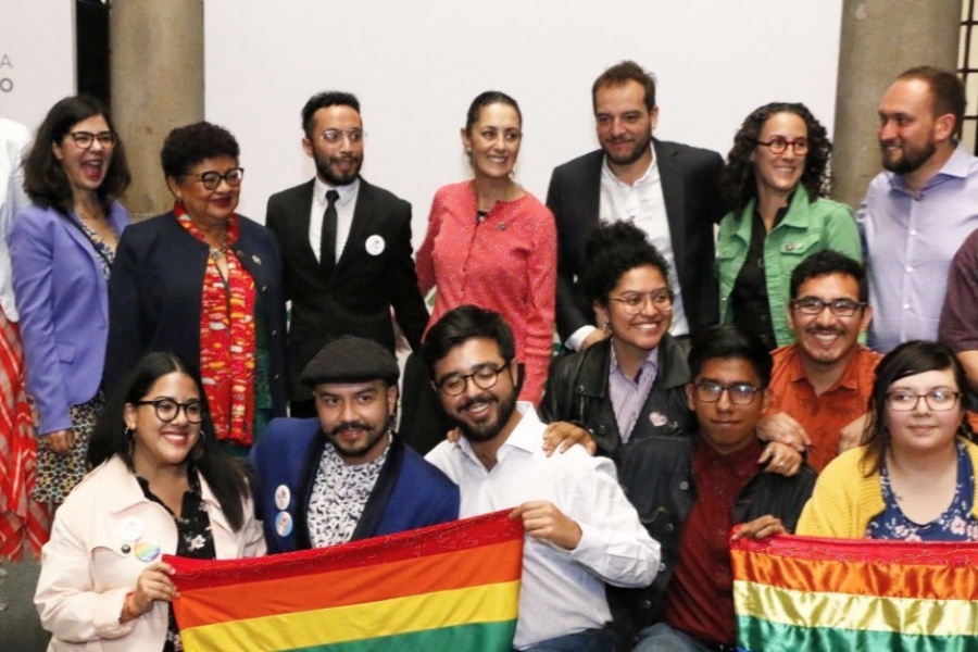 Develan en CDMX placa de Ciudades Arcoíris por el Día contra la Homofobia