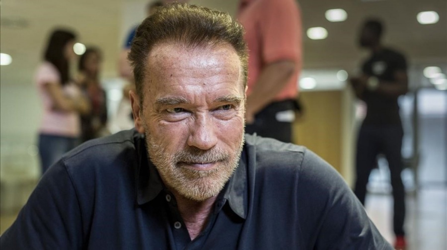 Desconocido lanza patada voladora al actor de “Terminator