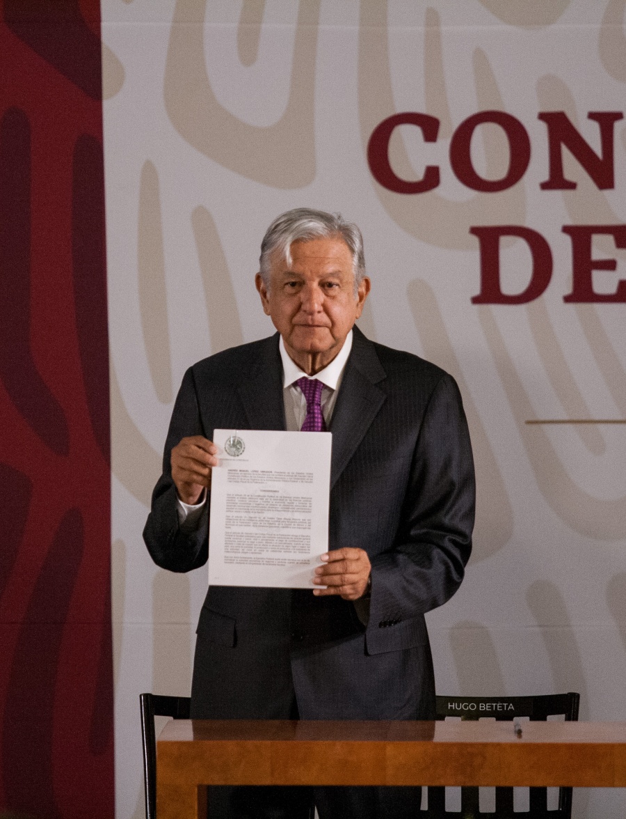 Se acabó el “huachicol de cuello blanco”, AMLO firma decreto para limitar condonación de impuestos