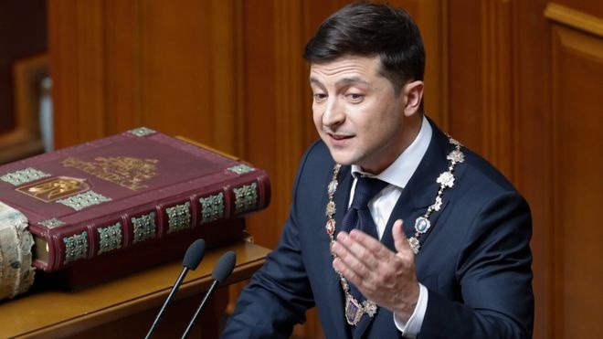 Volodymyr Zelensky asume la presidencia de Ucrania y anuncia la disolución del Parlamento