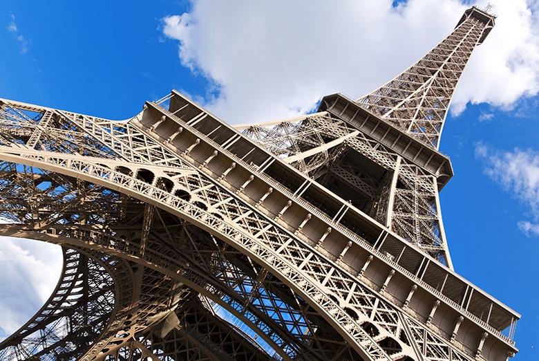 VIDEO: Cierran y desalojan la Torre Eiffel por hombre que intentaba escalarla