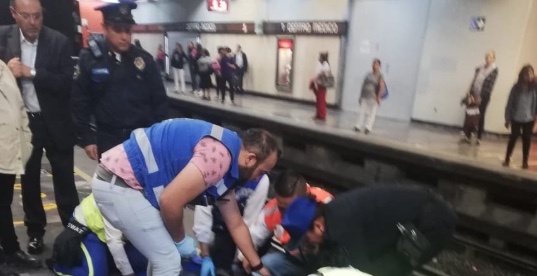 Mujer se asoma y recibe fuerte golpe en el Metro