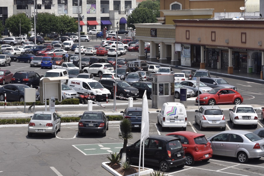 Impulsa Morena eliminar cobro en estacionamiento de centros comerciales