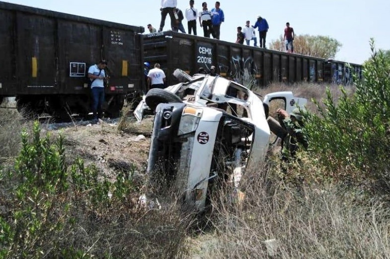 Tren embiste a combi de pasajeros en Huehuetoca