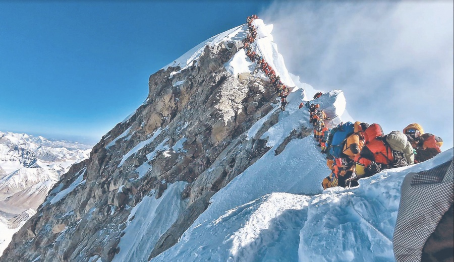 Rompen Récord 200 alpinistas en Everest