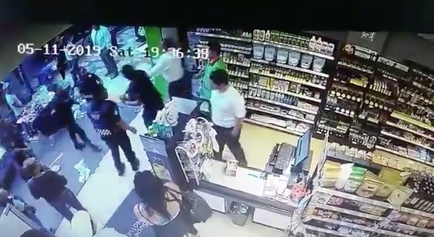 Policía roba celular cuando es captado en abuso de autoridad