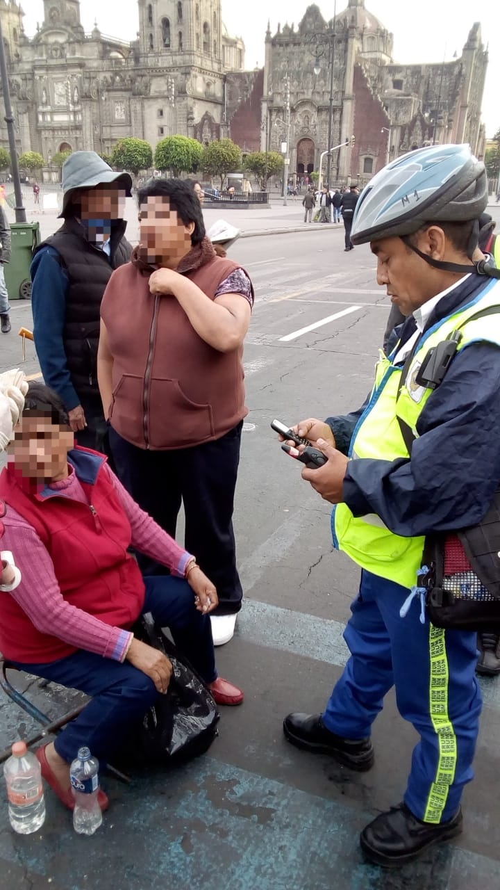 Auxilia ERUM a dos mujeres que se manifestaban en el Zócalo capitalino
