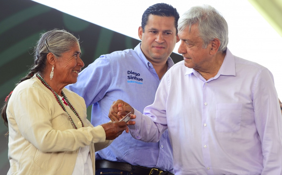 En San Luis de la Paz, AMLO rinde homenaje a marinos caídos