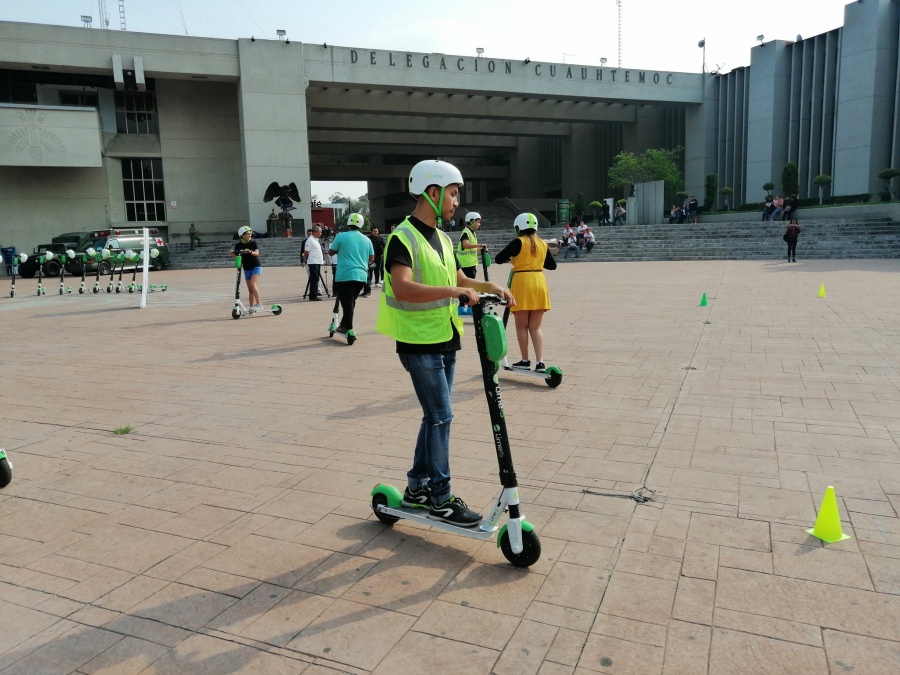 Capacitan en Alcaldía Cuauhtémoc para un mejor uso de patines eléctricos