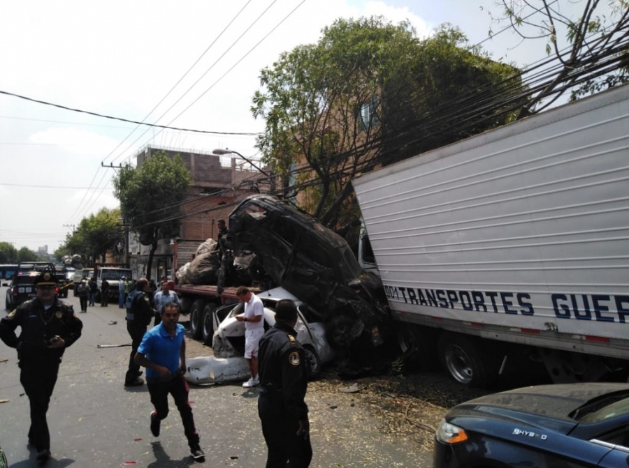 Tráiler ocasiona carambola en Vasco de Quiroga