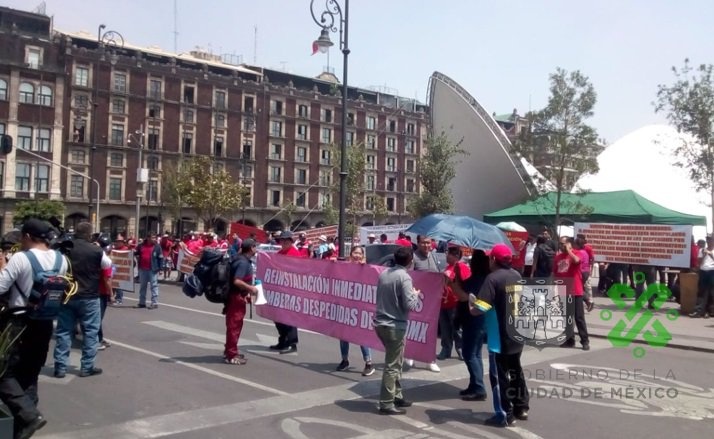 Protestan bomberos frente a sede de gobierno de CDMX