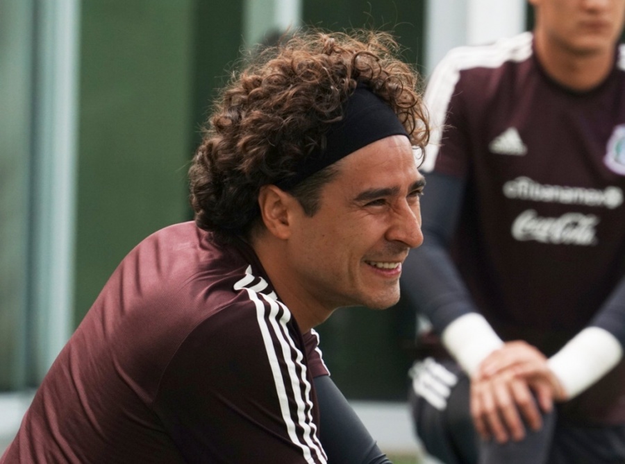 Colocan a Guillermo Ochoa en el Atlas
