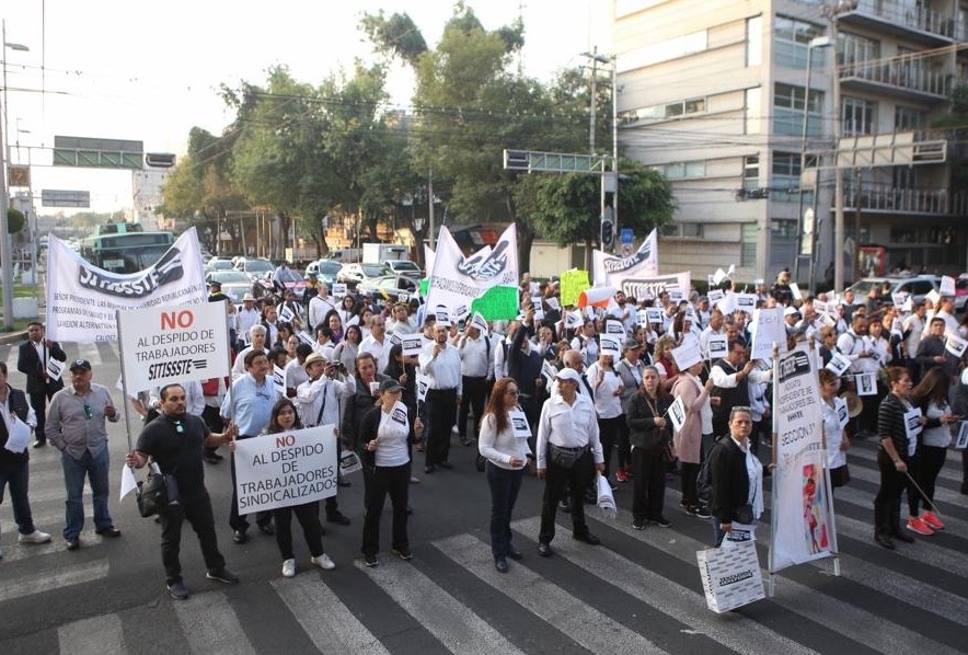 Trabajadores del ISSSTE marchan rumbo a Hospital