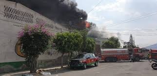 Bomberos combaten fuerte incendio en Ecatepec