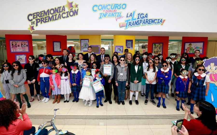 Premian a participantes del primer concurso “Pinta con la liga de la transparencia