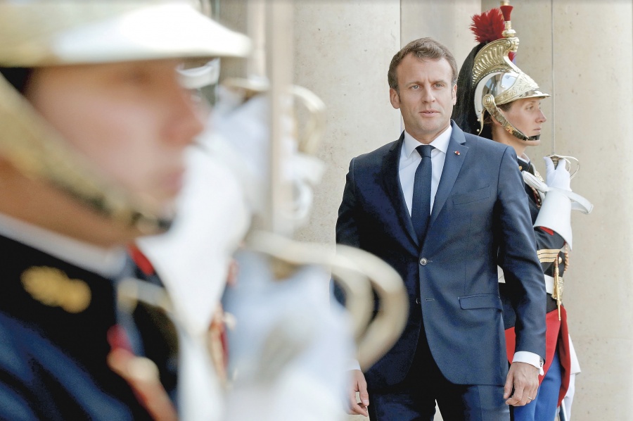 Diez años de cárcel por quitar foto de Macron