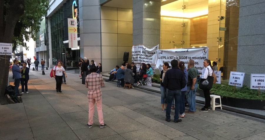 Jubilados bloquean la circulación en Paseo de la Reforma