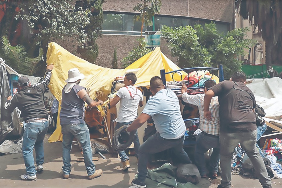 A empujones, policías desalojan a invasores