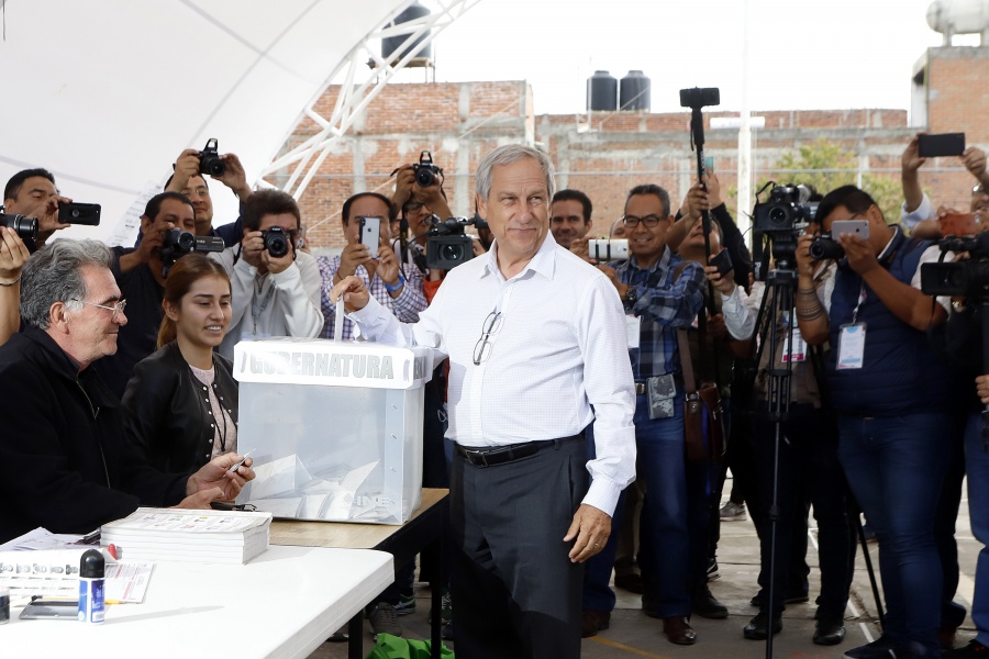 Enrique Cárdenas vota en municipio de Cholula, Puebla