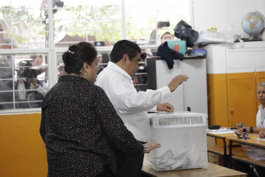 Miguel Barbosa acude a votar en su natal Tehuacán, Puebla