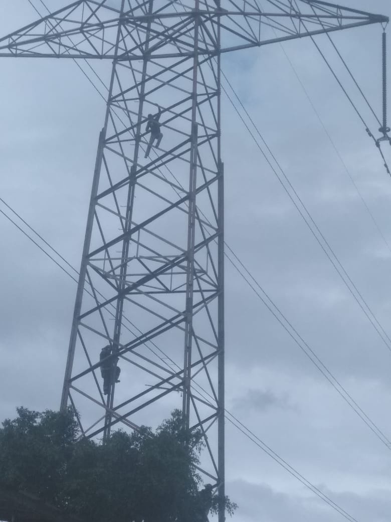 Bomberos evitan suicidio en Avenida de las Torres