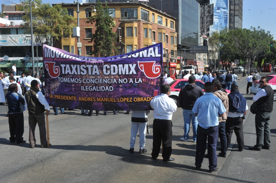 AMLO convoca al diálogo con los taxistas