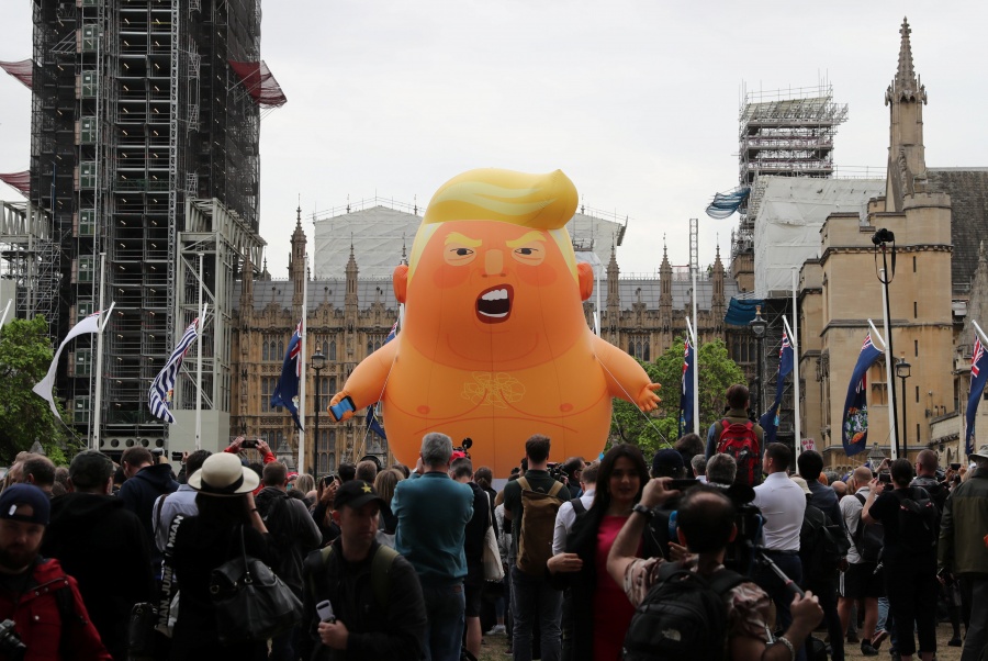 Ingleses protestan con la aparición de ‘baby Trump’