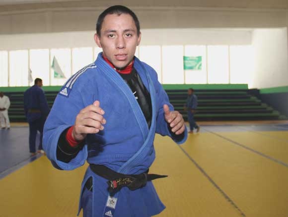 “Me dan menos que a los ninis”: medallista reclama a Conade reducción de beca