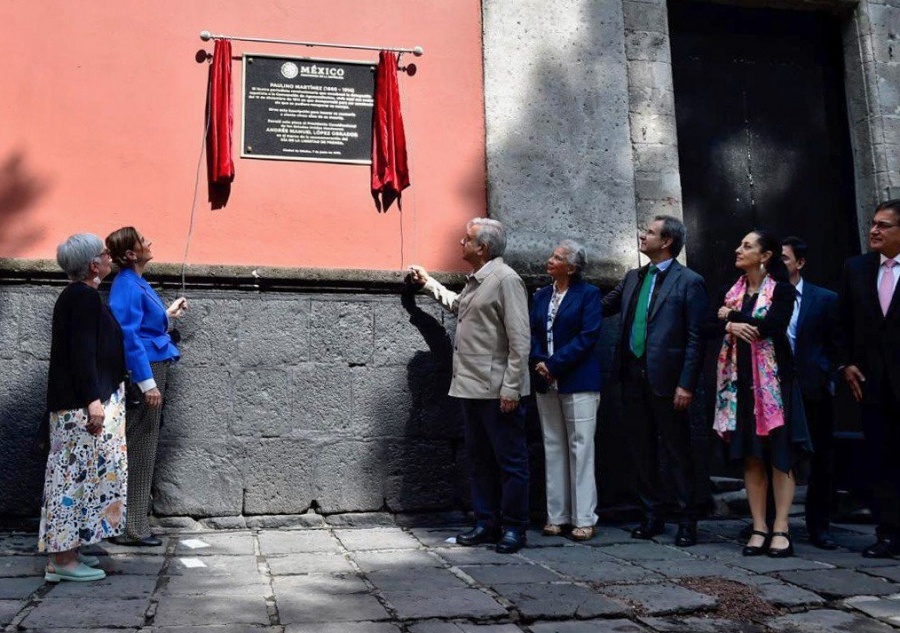 AMLO devela placa conmemorativa del periodista Paulino Martínez