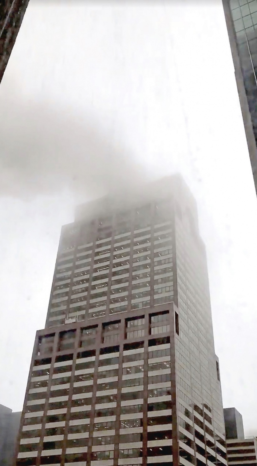 Helicóptero choca contra edificio en NY