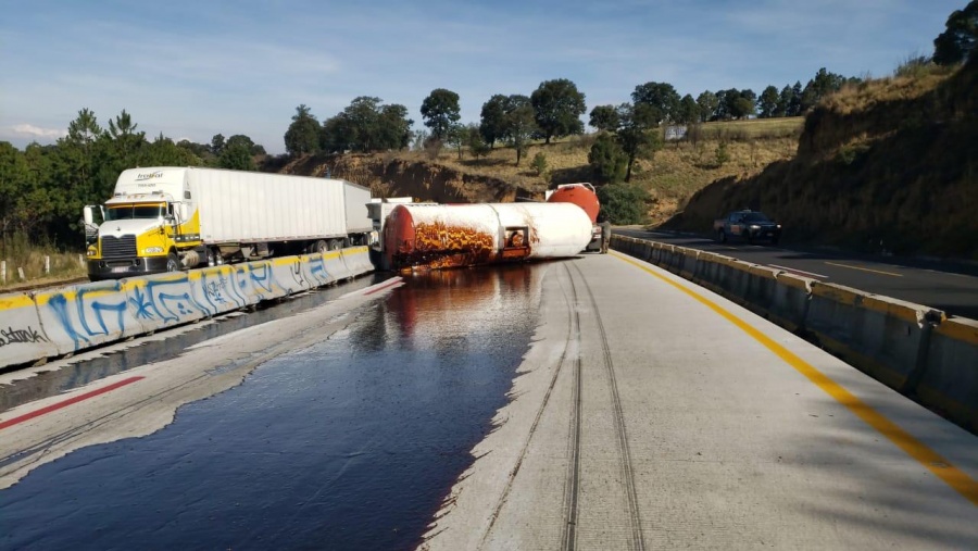 Cerrada autopista México-Puebla por volcadura de camión