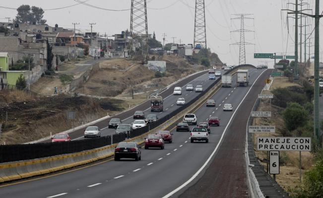 Por mantenimiento, reducen carriles en la carretera México-Querétaro