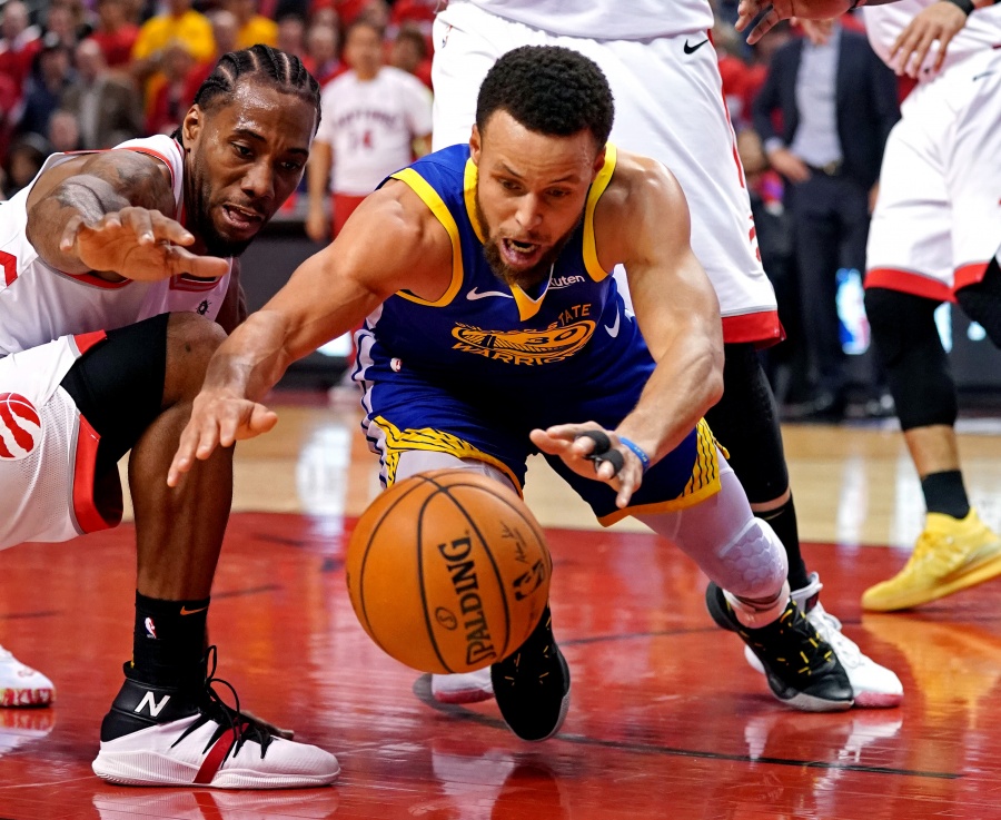 Toronto deja ir su primer título de la NBA; Warriors aún respira