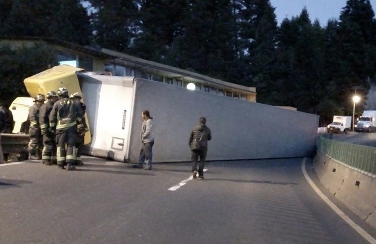 Cerrada la carretera México-Toluca por volcadura de tráiler; reportan un muerto