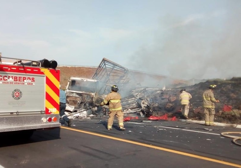 Se incendian tres vehículos tras choque en autopista Pátzcuaro-Cuitzeo