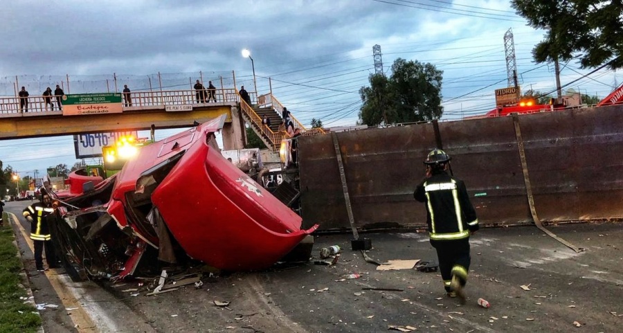 Comparten vídeo de volcadura de tráiler en la carretera Lechería-Texcoco