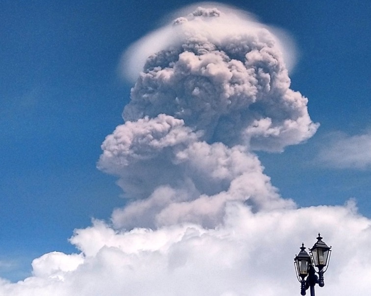 Volcán Popocatépetl registra fuerte explosión con fumarola