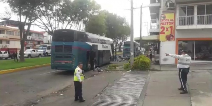 Explotan artefactos en autobús, en Michoacán