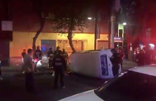 Muere hombre tras volcarse en combi en alcaldía Cuauhtémoc