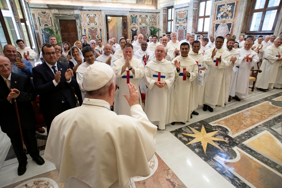 El Vaticano plantea ordenar sacerdotes casados en zonas aisladas