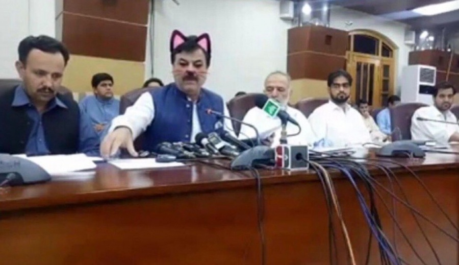 Ponen filtro de gatito a un ministro en Pakistán