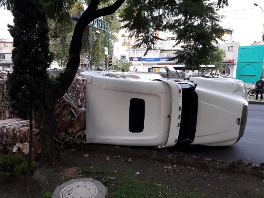 Volcadura de trailer afecta vialidad en Congreso de la Unión