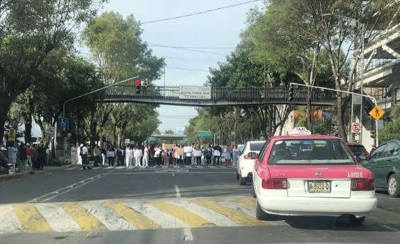 Manifestantes bloquean Avenida México-Coyoacán, frente al Hospital Xoco