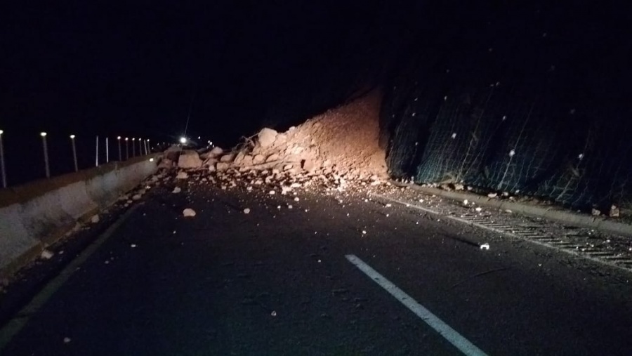 Cierran la Autopista del Sol por derrumbe de tierra
